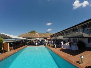 - une piscine dans un complexe avec un groupe de personnes dans l'établissement Logis Hôtel Restaurant La Citadelle, à Blaye