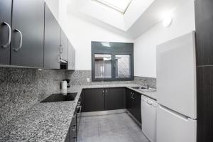 Kuchyň nebo kuchyňský kout v ubytování Font del Ferro Apartments