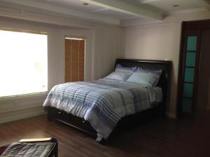 En eller flere senge i et værelse på Pine Trees View Bungalow