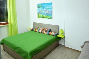 レッチェにあるCivico 57のベッドルーム1室(緑色のベッドカバー付)