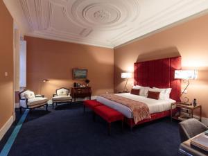 een slaapkamer met een groot bed met een rood hoofdeinde bij Dear Lisbon - Bordalo Palace Chiado in Lissabon