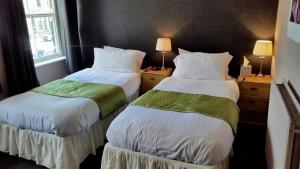 Llit o llits en una habitació de Forresters Bar & French Restaurant with Rooms