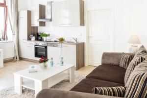 ein Wohnzimmer mit einem Sofa und einem Tisch in der Unterkunft ALT Unterkünfte des Seesterns in Flensburg