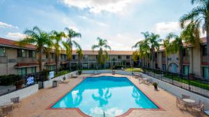 Swimmingpoolen hos eller tæt på Motel 6 - Anaheim Hills, CA