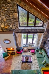 uma grande sala de estar com uma grande janela em Naiades Village em Polydrossos