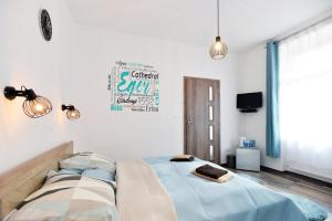 Posteľ alebo postele v izbe v ubytovaní Nobilis Apartman Eger