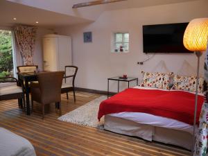 1 Schlafzimmer mit einem Bett und einem Esszimmer in der Unterkunft Haus Honigstal Landhaus Café in Wuppertal