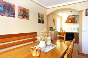 una cucina e una sala da pranzo con un tavolo di legno di La Aldaia de Urbasa a Eulate