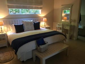 um quarto com uma cama grande e uma janela em The Blue Marine Self-Catering em Gordonʼs Bay