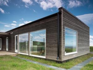 una casa con ventanas grandes en un lateral en Hrifunes Nature Park, en Hrífunes 