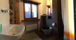 ein Badezimmer mit Badewanne, Waschbecken und Toilette in der Unterkunft Die Bergperlen Dependance in Sent + 11 Fotos