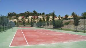 Tenis a/nebo squash v ubytování Apartamentos Parque Botanico nebo okolí