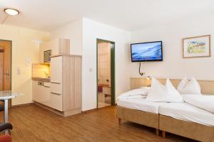 ein Hotelzimmer mit einem Bett mit weißen Kissen in der Unterkunft Apart Life in Sölden