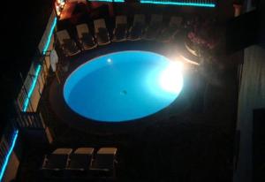 Bazén v ubytování Dragan's Den Hostel nebo v jeho okolí