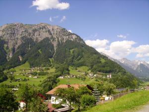Vista generica sulle montagne o vista sulle montagne dall'interno dell'appartamento