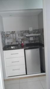 uma cozinha com um lavatório e uma bancada em @Home Cottage em Joanesburgo
