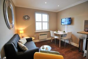 Χώρος καθιστικού στο Lord Raglan House One Bedroom with Parking