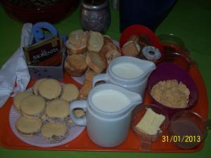 una bandeja de comida con galletas y otros alimentos en Posada De Mar Siguiendo La Luna en La Lucila del Mar