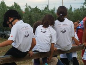 Un gruppo di ragazze sedute su una recinzione di Fattoria La Tana della Volpe a Pacentro