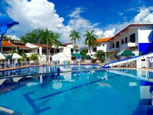 una piscina en un complejo con agua azul en Alborada Hotel Melgar, en Melgar