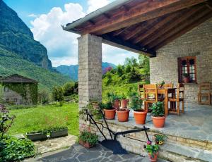 a patio with a table and chairs and plants at Hotel Kaiti in Papingo