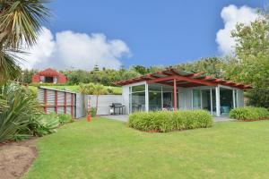 una casa con un pabellón en un patio en The Lakes - Kai Iwi Lakes Exclusive Retreat en Kaihu