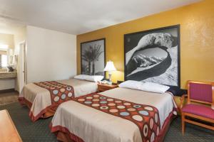 Postel nebo postele na pokoji v ubytování Super 8 by Wyndham Bakersfield South CA + 14 fotografií