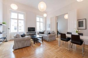 - un salon avec un canapé et une table dans l'établissement Black & white apartment Budapest, à Budapest