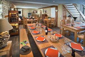 Un restaurante o sitio para comer en Logis Les Granges de Bigose