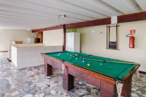 a pool table in the middle of a room at Hotel Acacia in São Caetano do Sul