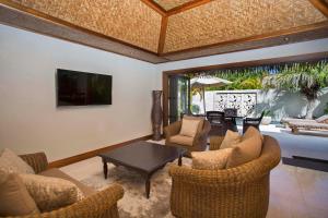 Lounge o bar area sa Te Manava Luxury Villas & Spa