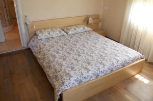 Nervesa della BattagliaにあるAgrifoglio B&Bのベッドサイドサイドサイドサイドサイド付きの小さな部屋のベッド1台分です。