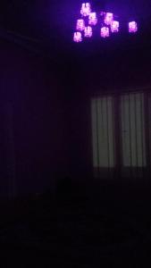 テルノーピリにあるКомната в Стожарахの天井に照明がたくさんある暗い部屋