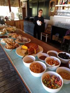 un tavolo con molti piatti di cibo sopra di Casa Suaya a José Ignacio