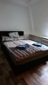 Una cama con dos toallas azules encima. en Ferienwohnung er Loof, en Monschau