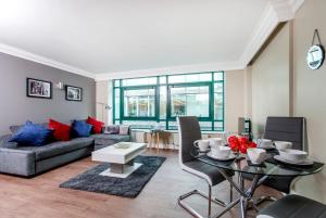un soggiorno con divano e tavolo di 2Bed 2Bath Apartment in Fitzrovia - FREE Exclusive Parking a Londra