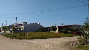 eine unbefestigte Straße mit Häusern an der Seite einer Straße in der Unterkunft Casa na Praia - Uma quadra do mar in Itapoa