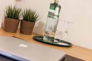 uma garrafa de água sentada numa mesa ao lado das plantas em Hotel Rave em Velen