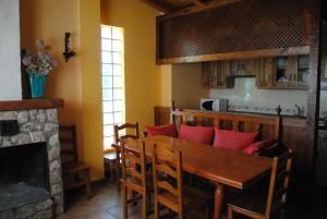 a dining room with a table and a fireplace at Casa rural Ribera de Salobre in Salobre