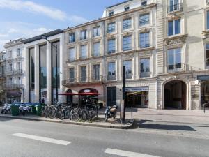 um edifício com um monte de bicicletas estacionadas em frente dele em Studio triangle d'Or em Bordeaux