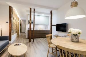 Telewizja i/lub zestaw kina domowego w obiekcie Madrid Center, Apartamento de 2 dormitorios