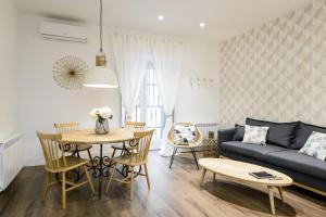 salon z kanapą i stołem w obiekcie Madrid Center, Apartamento de 2 dormitorios w Madrycie