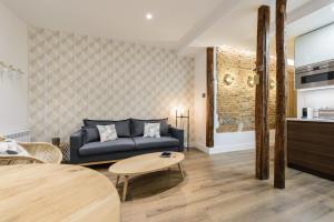 salon z kanapą i stołem w obiekcie Madrid Center, Apartamento de 2 dormitorios w Madrycie +24 zdjęcia