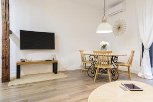 Telewizja i/lub zestaw kina domowego w obiekcie Madrid Center, Apartamento de 2 dormitorios