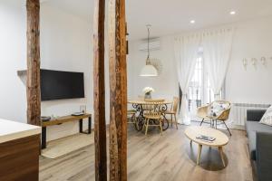 salon z kanapą i stołem w obiekcie Madrid Center, Apartamento de 2 dormitorios w Madrycie
