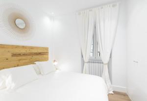 Łóżko lub łóżka w pokoju w obiekcie Madrid Center, Apartamento de 2 dormitorios