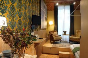 salon z kanapą i telewizorem w pokoju w obiekcie WANZ'inn Design Appartements w Wiedniu