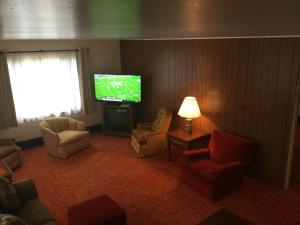 TV a/nebo společenská místnost v ubytování Cedars Motel