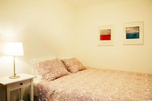 リスボンにあるChiado/Carmo Apartmentのベッドルーム1室(ベッド1台、ランプ付きテーブル付)