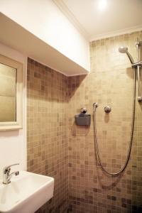 ein Bad mit einer Dusche und einem Waschbecken in der Unterkunft Chiado/Carmo Apartment in Lissabon